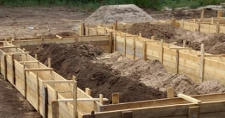 Ленточный фундамент с цоколем в Великих Луках - от 15802 руб.